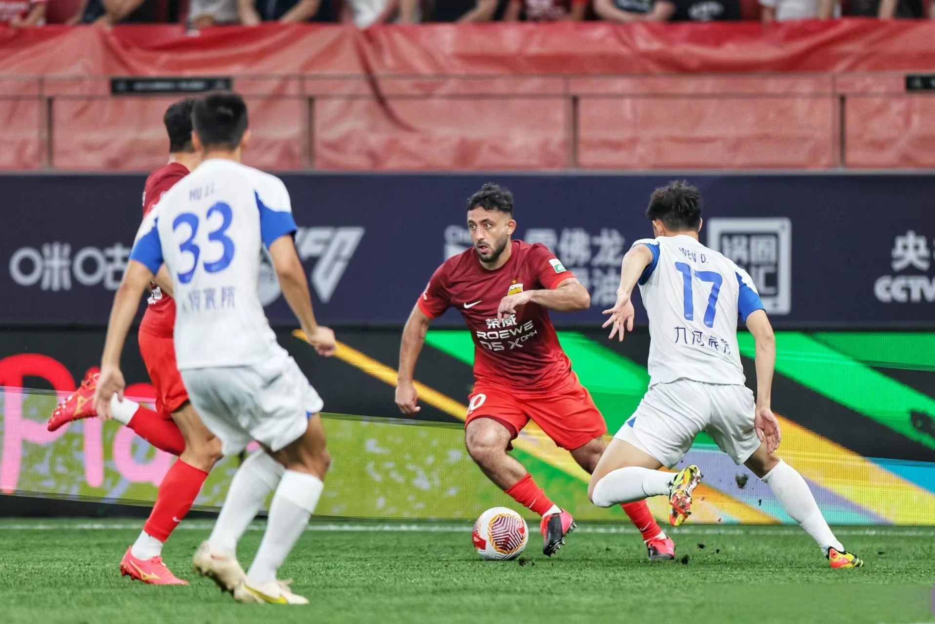 关于上海海港大胜广州恒大，取得联赛主场四连胜的信息